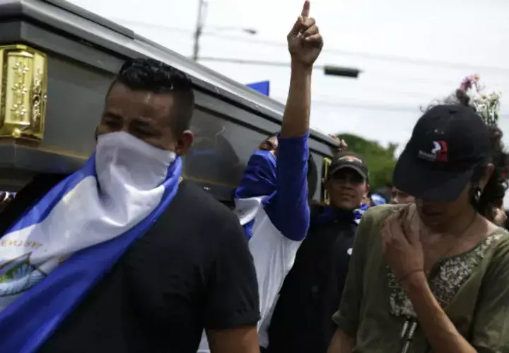 Al menos una treintena de madres fueron acechadas y expulsadas por cientos de agentes que las rodearon.