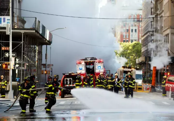 Varios establecimientos comerciales permanecen hoy cerrados, mientras se estableció en una escuela un centro para dar información a unos 500 residentes de la zona.