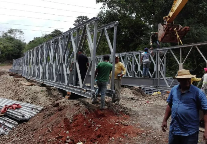 Avence en la instalación del puente Bailey en el Coco de La Chorrera . Foto/Eric Montenegro 