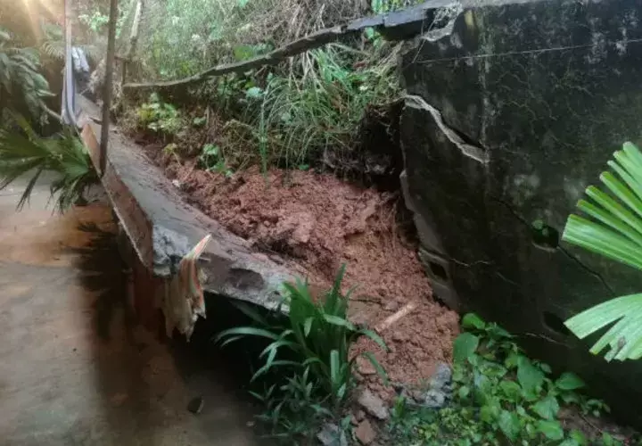 Se acordonó el área por deslizamiento en una casa en Arraiján. @Sinaproc_Panama