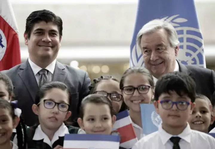 El secretario general de las Naciones Unidas, António Guterres (d), en compañía del presidente costarricense Carlos Alvarado. FOTO/EFE