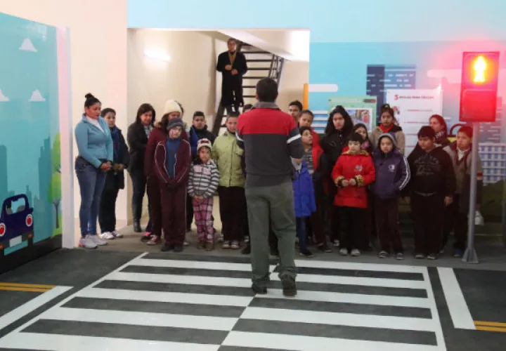 La práctica comienza con las situaciones que los niños viven en su día a día como peatones, con acciones sencillas como cruzar un paso peatonal.