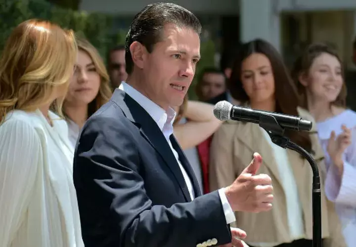 Enrique Peña Nieto, junto a la primera dama Angélica Rivera. FOTO/EFE