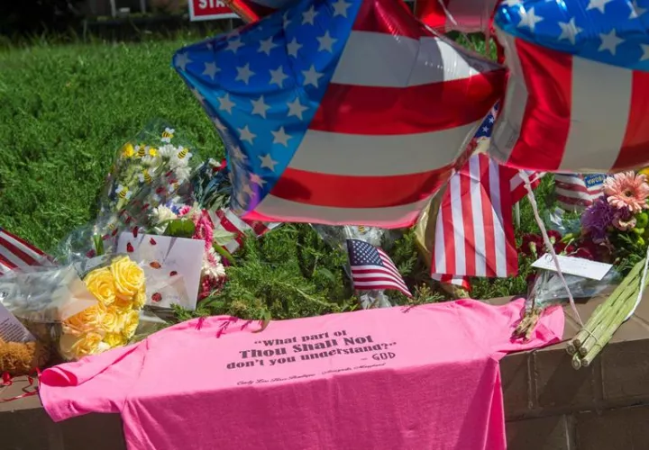 Ramos de flores, globos y mensajes en el suelo en memoria de las cinco víctimas del tiroteo. Foto: EFE 