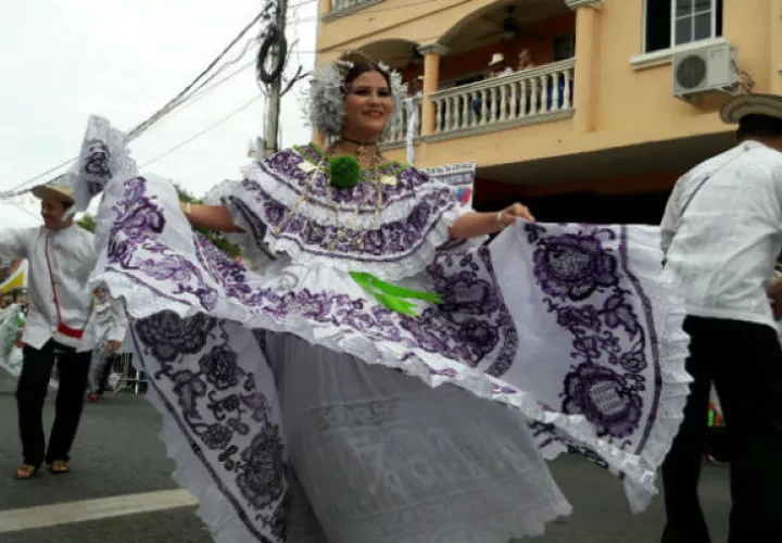 Se expone la belleza del traje típico de la mujer panameña. 