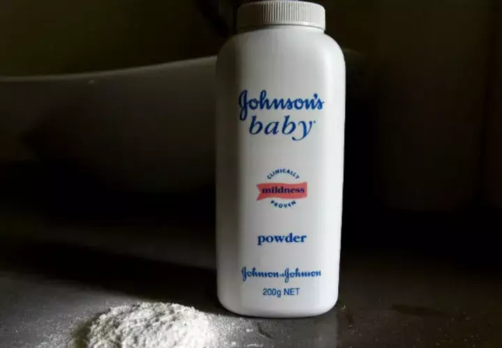 Un recipiente de los polvos de talco Johnson's Baby de la multinacional Johnson & Johnson. Foto: EFE 
