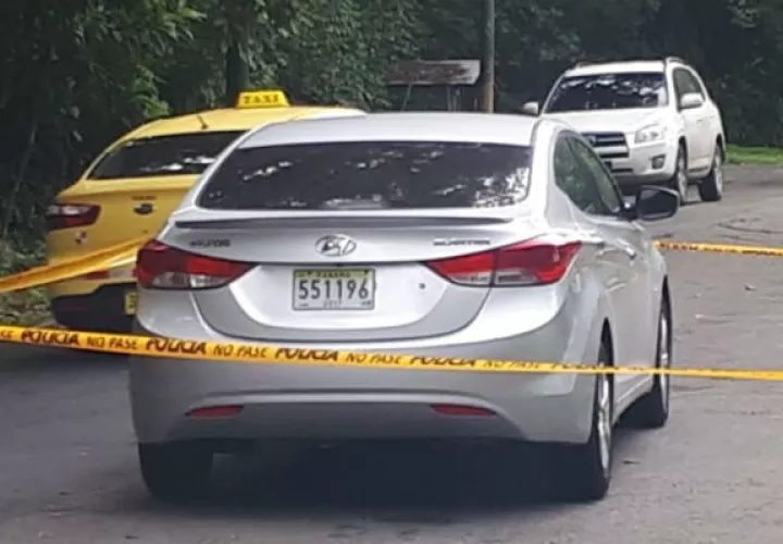 El auto fue interceptado en la entrada del residencial. Foto: Diómedes Sánchez. 