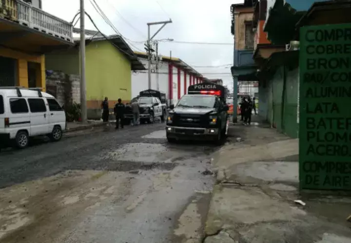 Unidades de la policía se mantienen en la recicladora asaltada. Foto:Diómedes Sánchez.