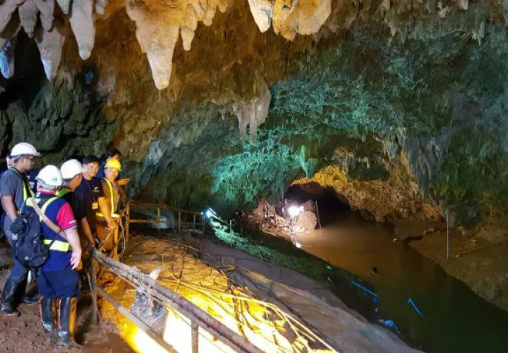 Varios miembros de los servicios de rescate, mientras inspeccionaban la cueva. Foto: EFE 