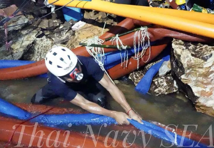  Varios buzos y otros miembros de rescate durante las operaciones. Foto. EFE 