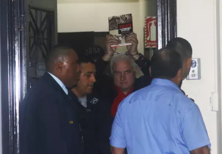 En la audiencia anterior, Martinelli mostró el libro del historiador David Solar sobre abusos y venganza de Hitler, en alusión a la violencia institucional de la que es objeto. Edwards Santos