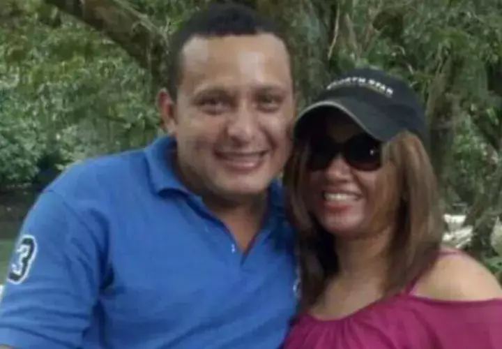 Roberto Moreno Grajales, junto a la profesora Diosila Martínez Villareal. 