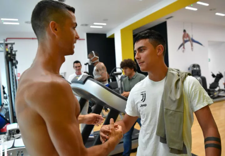Ronaldo saluda a Paulo Dybala. Foto:@juventusfc