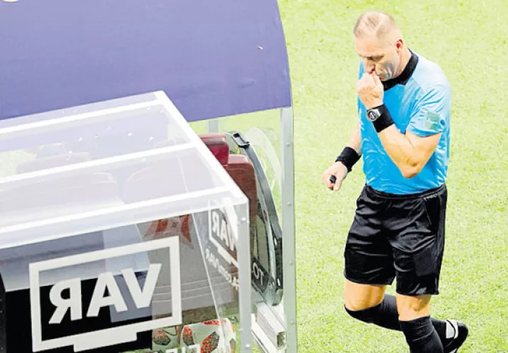 El árbitro argentino Néstor Pitana consulta el VAR. /Foto EFE