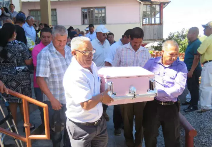 El sepelio fue en la iglesia católica del distrito de Boquete. Foto: Mayra Madrid. 