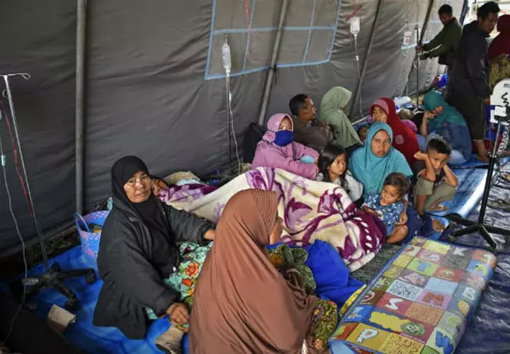 Los sobrevivientes del sismo reciben tratamiento médico en un refugio temporal en Lombok. Foto: EFE 