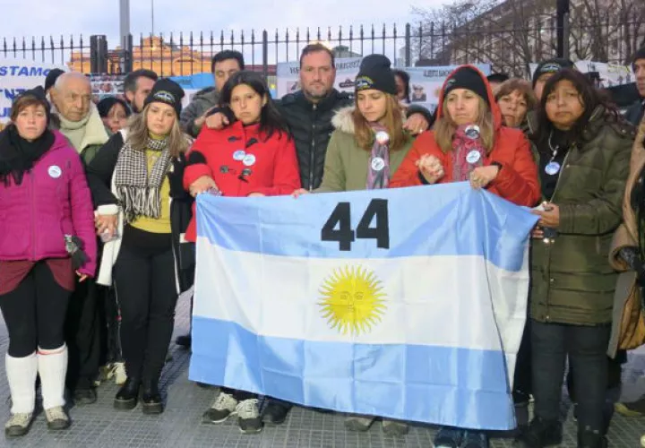 Algunos familiares de los tripulantes desaparecidos. Foto: EFE 