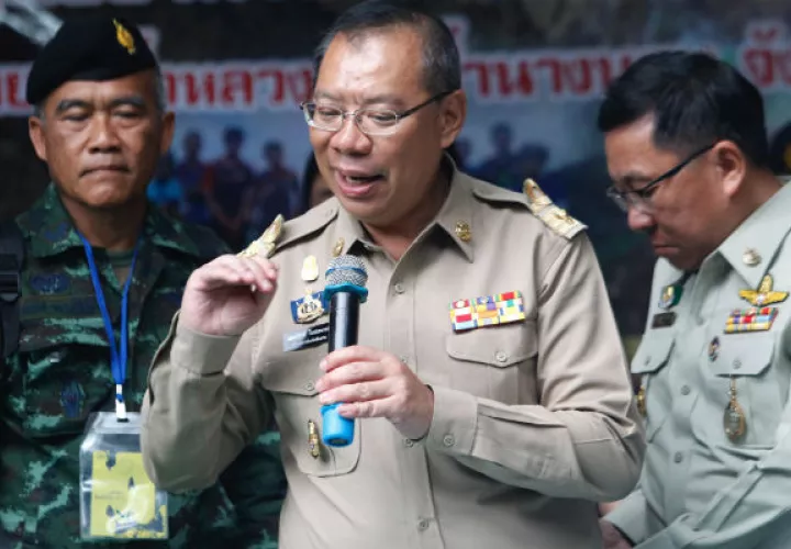 El gobernador provincial de Chiang Rai, Narongsak Osatanakorn (c), habla durante una conferencia de prensa, sobre la operación de rescate de niños de un equipo de fútbol juvenil. FOTO/EFE
