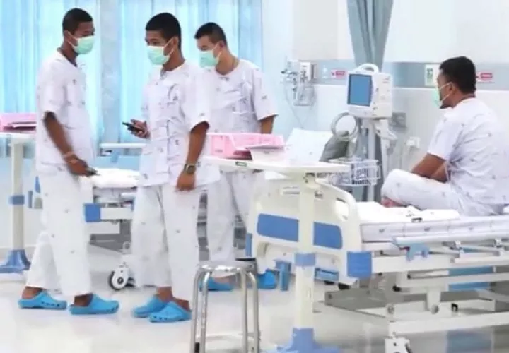 Los jóvenes rescatados están en cuarentena mientras recuperan sus fuerzas. FOTO/EFE