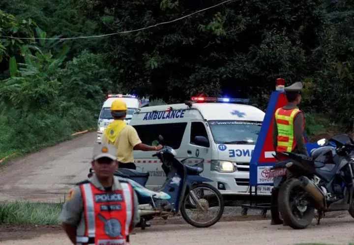 Traslado de los jóvenes rescatados en ambulancia. Foto EFE