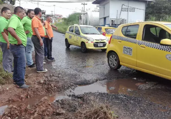 Los conductores de taxi, indicaron que mantendrán las medidas de presión. 