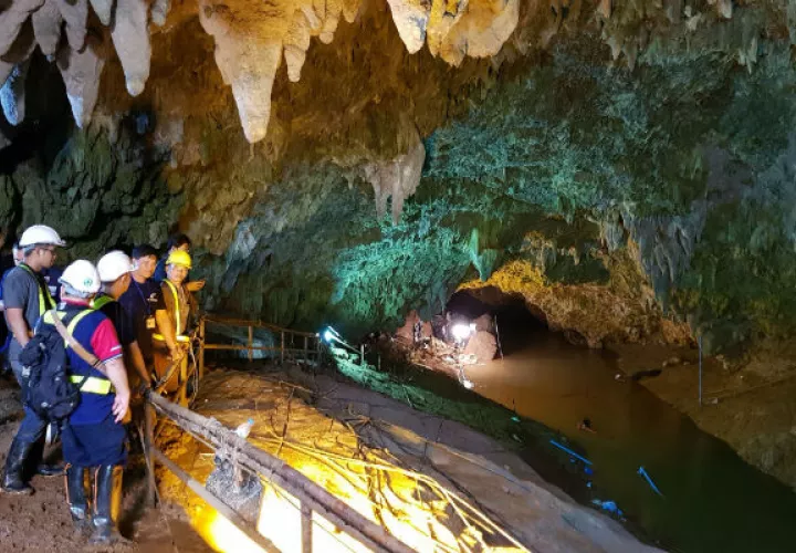 El grupo ha sido encontrado tras varios días de intensa búsqueda en la cueva de diez kilómetros de largo.
