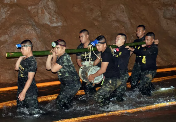 Unas 20 bombas de extracción funcionan sin descanso y extraen de la cueva miles de litros a la hora.