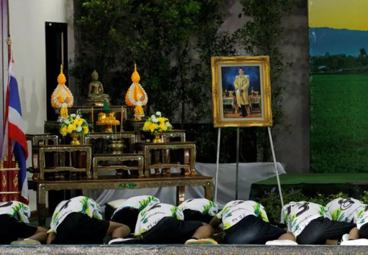 Muestran sus respetos ante un retrato del rey de Tailandia, Maha Vajiralongkorn. Foto: EFE 