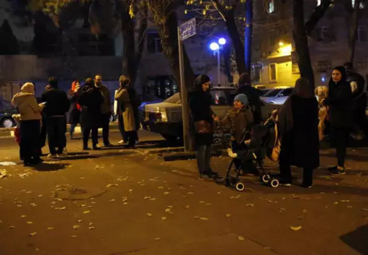 Iraníes esperan en una calle después del impacto de un terremoto. Foto: EFE