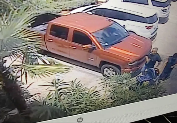 Captura de video que muestra a los tres sospechosos antes del robo de un tiburón. Foto: EFE 