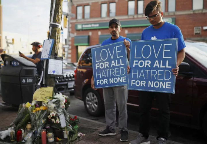 Rinden homenaje a las víctimas del tiroteo en Toronto. FOTO/AP