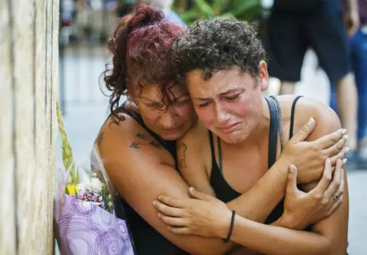 Conocidos de una de las fallecidas lloran por su partida. FOTO/AP