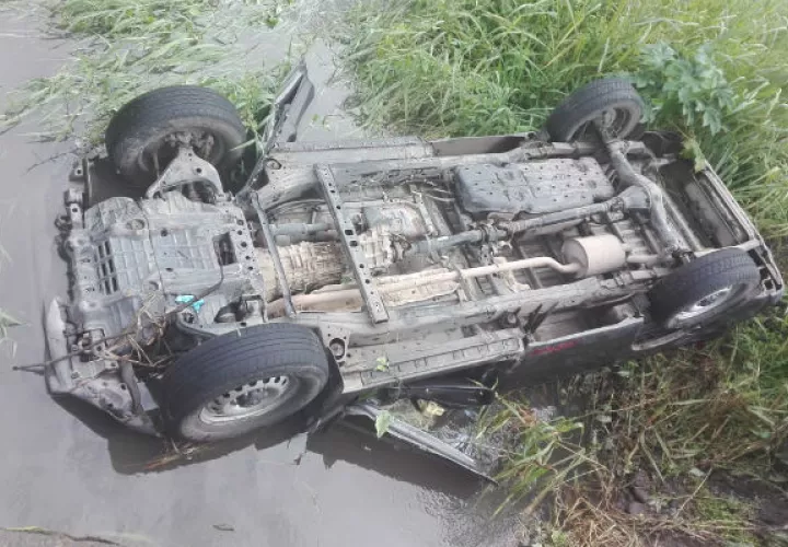 El auto quedó con las llantas hacia arriba. Foto: Mayra Madrid. 
