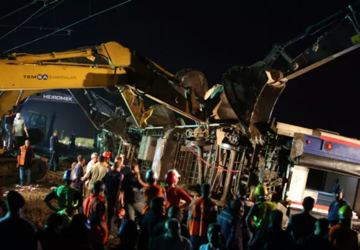Miembros de los servicios de rescate en el lugar. Foto: EFE 