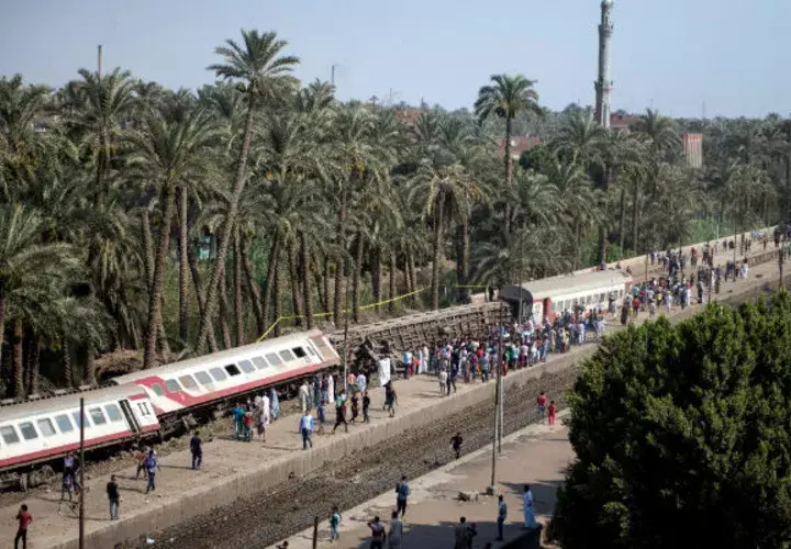 Vista de los tres vagones del tren, tras descarrilar. Foto: EFE 