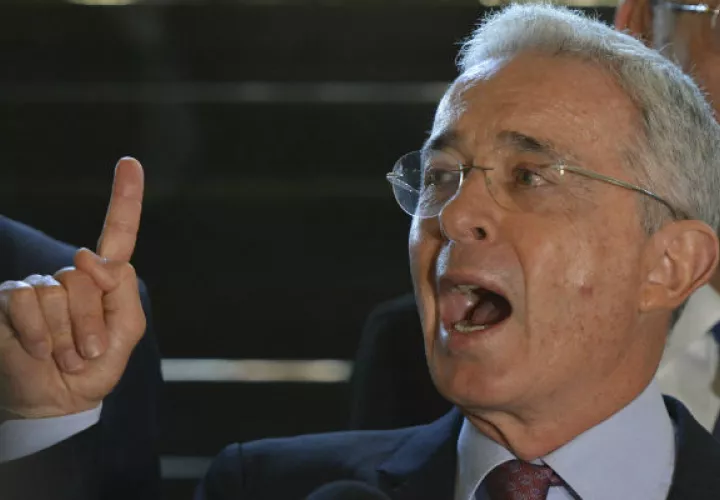 El expresidente Álvaro Uribe se defiende las acusaciones de soborno. FOTO/AP