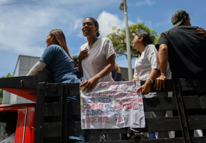 Los médicos y las enfermeras tienen más de 15 protestando por salarios dignos. FOTO/EFE