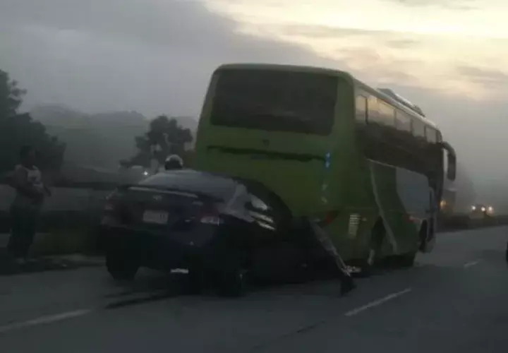 El cabo segundo del Senan quedó incrustrado en la parte trasera del bus. Foto/Víctor Eliseo Rpdríguez