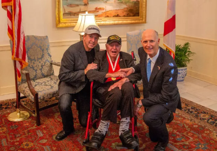 Sidney Walton, un veterano de la II Guerra Mundial de 98 años, tiene sueños que cumplir. FOTO/AP