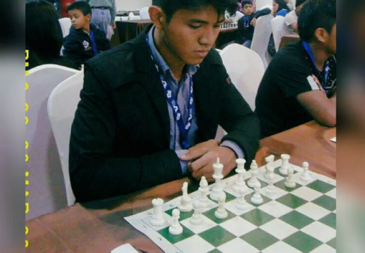 Vicente jugando ajedrez. Foto Cortesía.