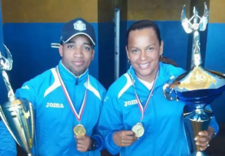 La occisa aparece a la derecha en la foto.
