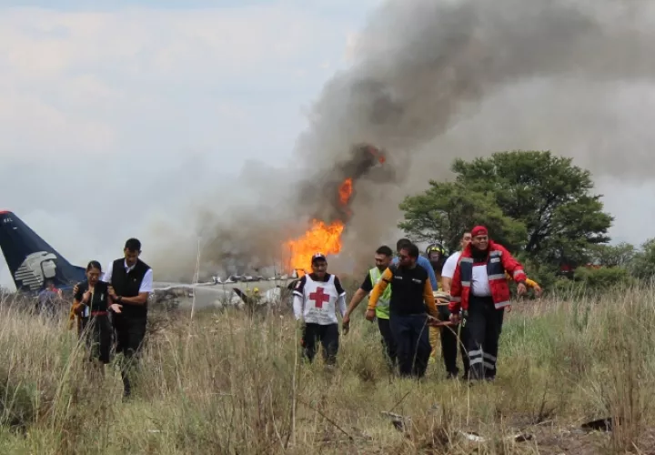 Las autoridades aseguraron que la mayoría de los heridos salió del avión por su propio pie. AP