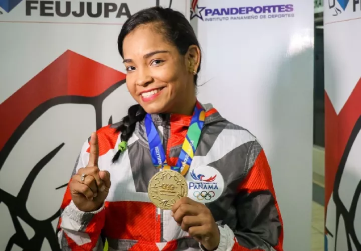 Kristine Jiménez con su medalla de oro. /Foto @pandeportes