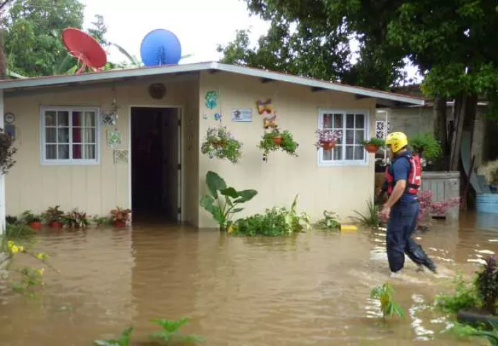 Debido al fuerte aguacero, el agua  entró a sus hogares, lo que fue afectando poco a poco todos sus enseres. Foto: Thays Domínguez