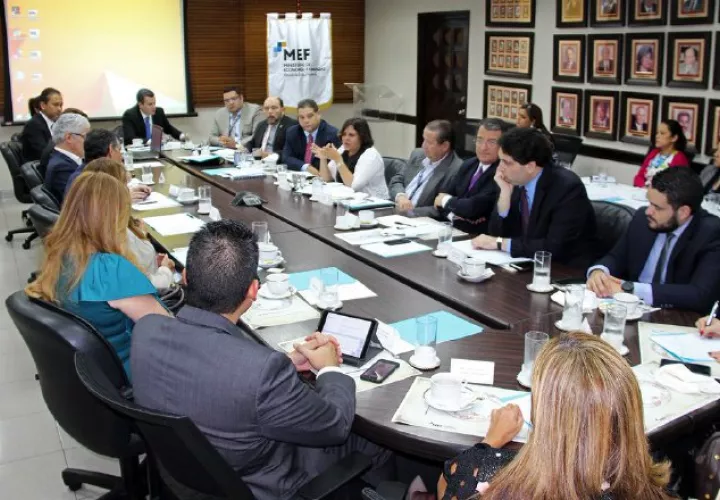 Eyda Varela, ministra encargada de Economía y Finanzas, presidió reunión.  Archivo