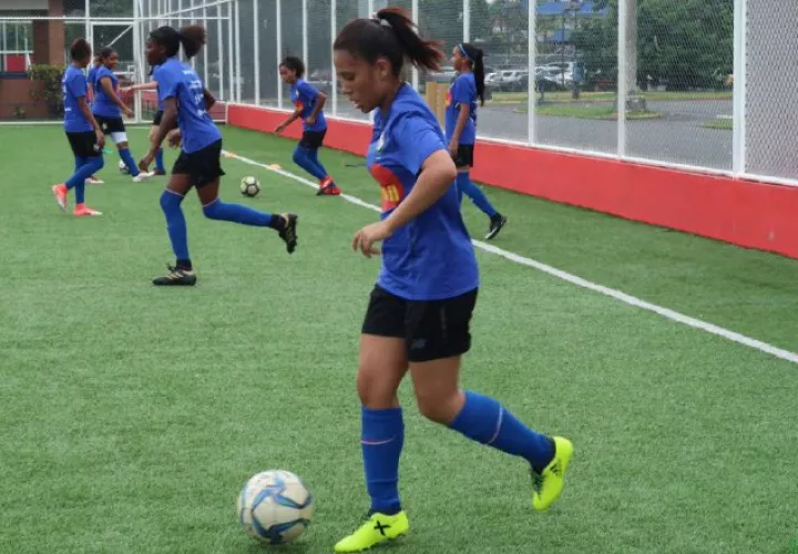 Equipo femenino sub-15 en los entrenamientos. @Fepafut