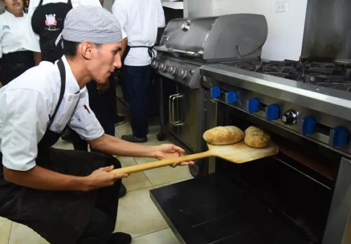 Los jóvenes tienen la oportunidad de crecer en diversas ramas. 
