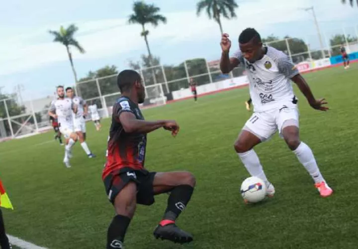 Alexis Corpas trata de conducir el balón ante la marca de un rival. /Foto Anayansi Gamez
