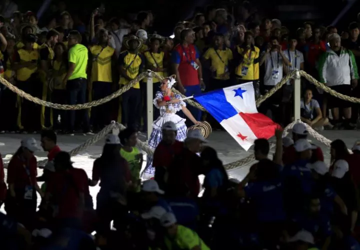 Panamá, sede 2022: La reina del Carnaval de Panamá, Yanidia Maure, muestra la bandera panameña, como nos compromete como sede de los Juegos Centroamericanos y del Caribe 2022./Foto EFE