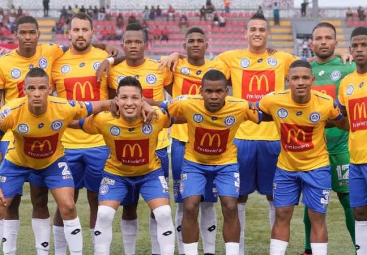 El Universitario podría encontrarse con el Árabe Unido si ambos avanzan a semifinales, meta que no será fácil para los clubes. /Foto Archivo